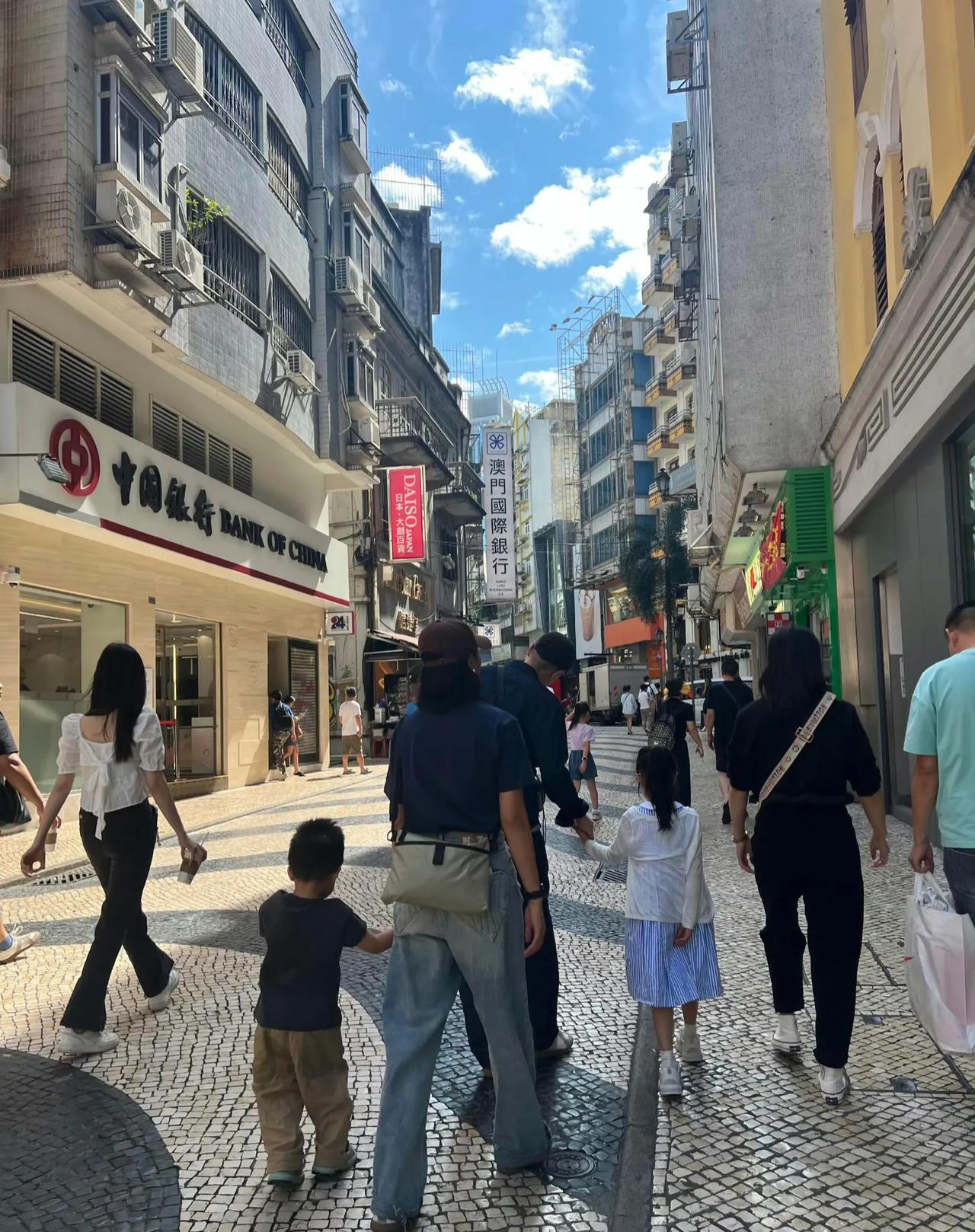 朱丹周一围一家四口在澳门被偶遇了，不得不说两个宝宝一男一女刚刚好的年纪跟着爸爸妈