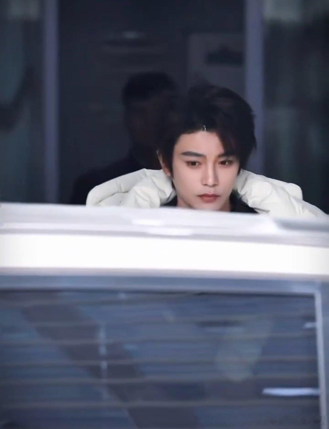 丁禹兮你好星期六上班路透，感觉穿的好暖和啊！期待这个山河枕卫韫 ​​​