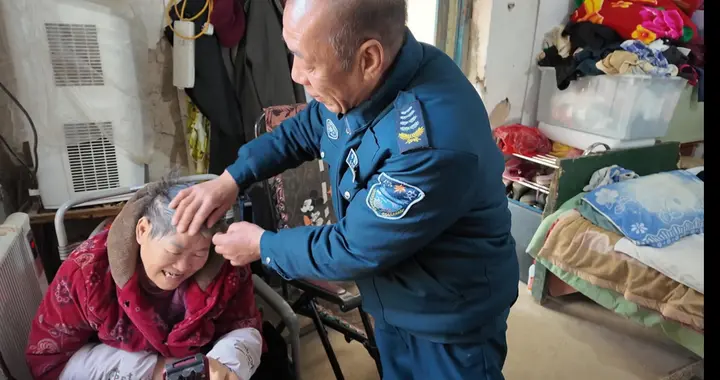 果然视频｜保安大叔李善军用平凡诠释“你若不离，我必不弃”