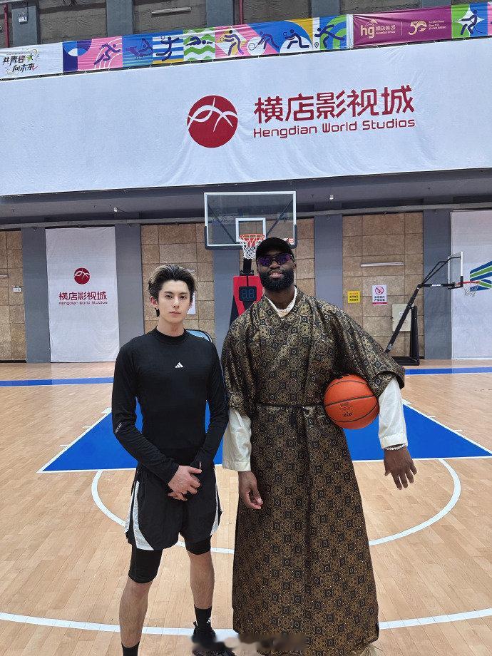 王鹤棣晒和nba球星合照王鹤棣晒和国际球星合照 玩的开心！！！王鹤棣