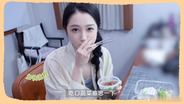 一根面条都给关晓彤吃美了 意思一口菜，认真一口面，关晓彤这波自我调节我给满分！身