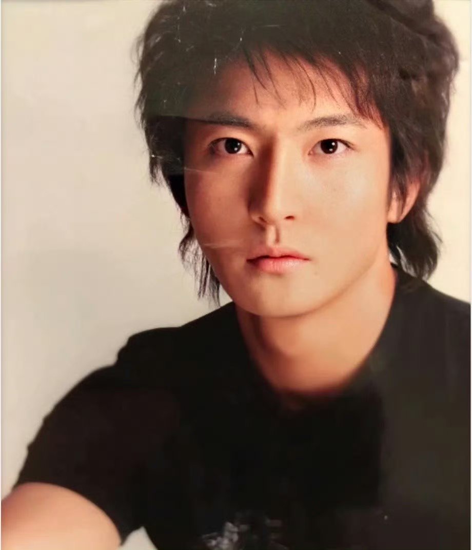 郭京飞二十岁的颜值郭京飞二十岁颜值真绝，青涩中满是朝气，浑身散发阳光劲儿。即便放