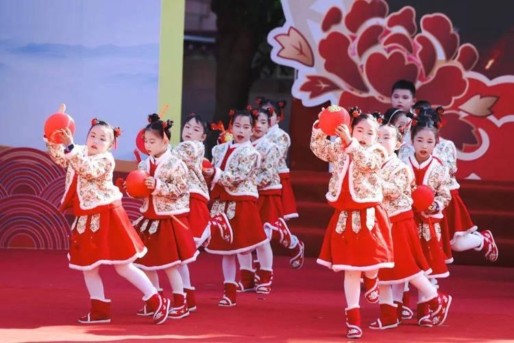 上句：张灯结彩送旧岁，盼请下联欢歌笑语迎新年