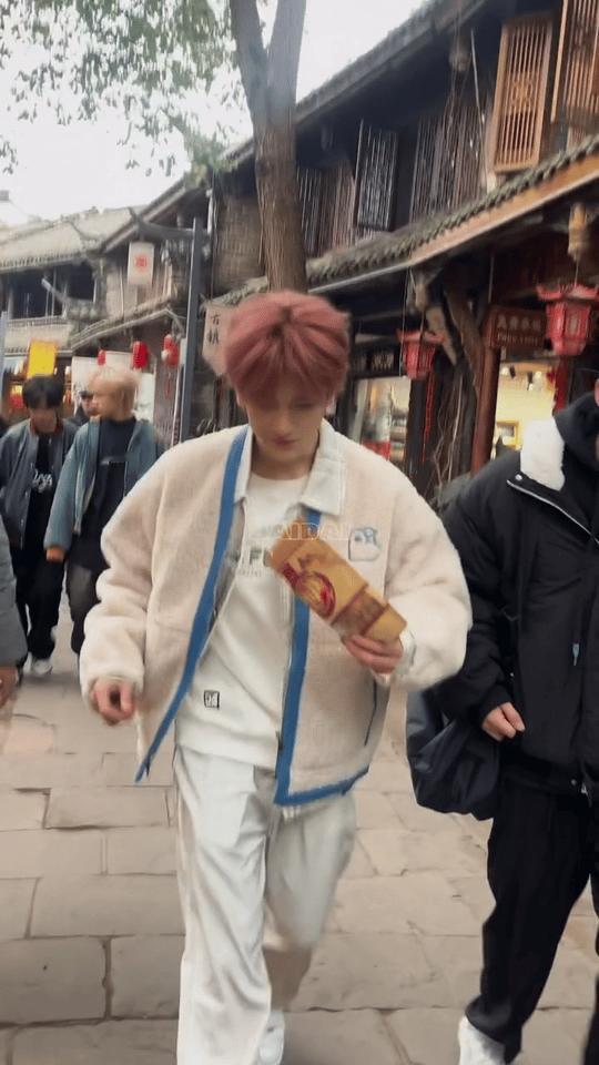 邓佳鑫团综路透  邓佳鑫成都录制团综路透 哇塞[哇]迫不及待了！ 