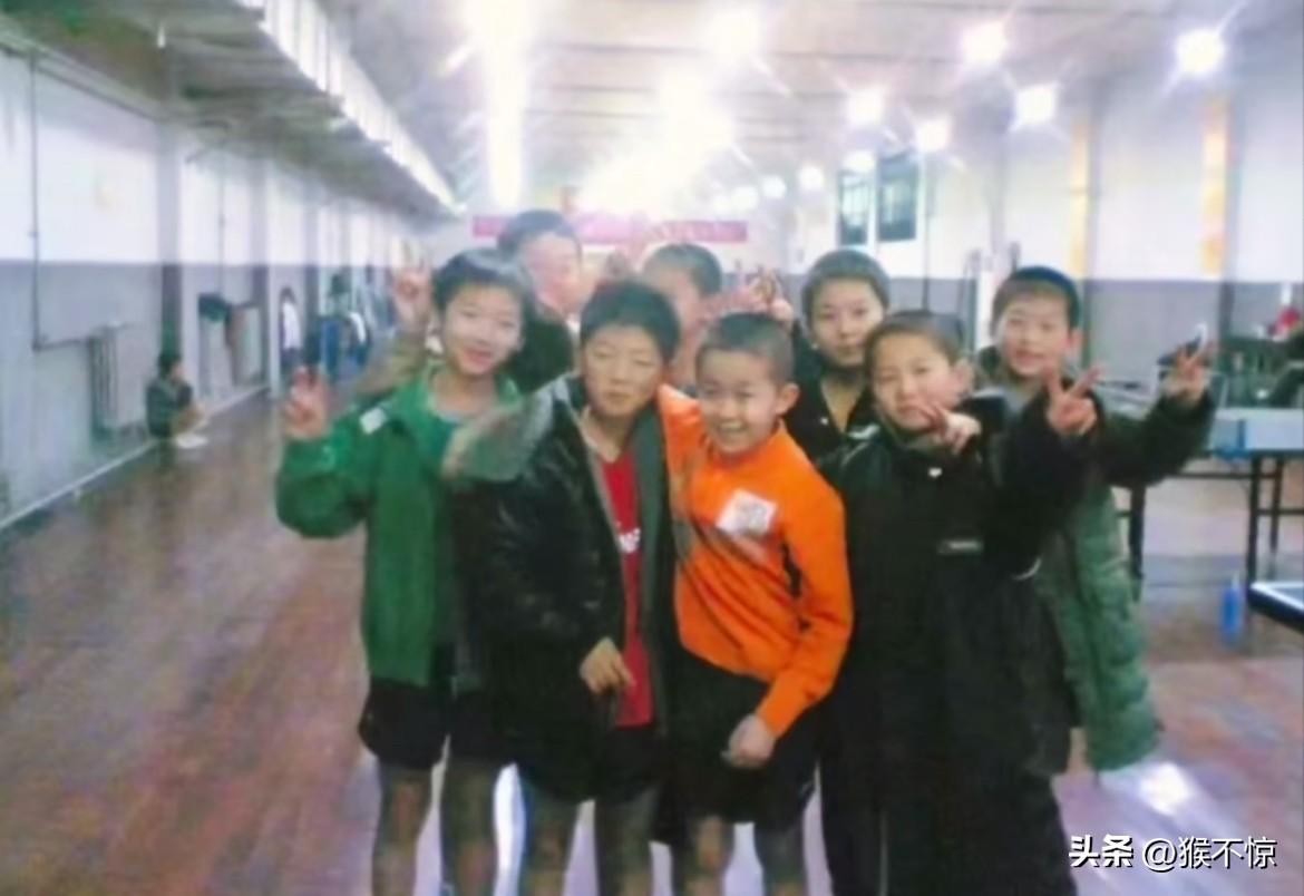 这又是一张从没看过的照片[赞][赞]

好小一只头哥




打小就是妥妥的C位