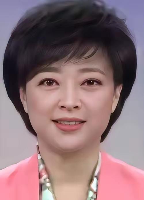 彭坤，女，1974年2月3日出生于河北省唐山市迁安市，毕业于唐山师范学院初等教育