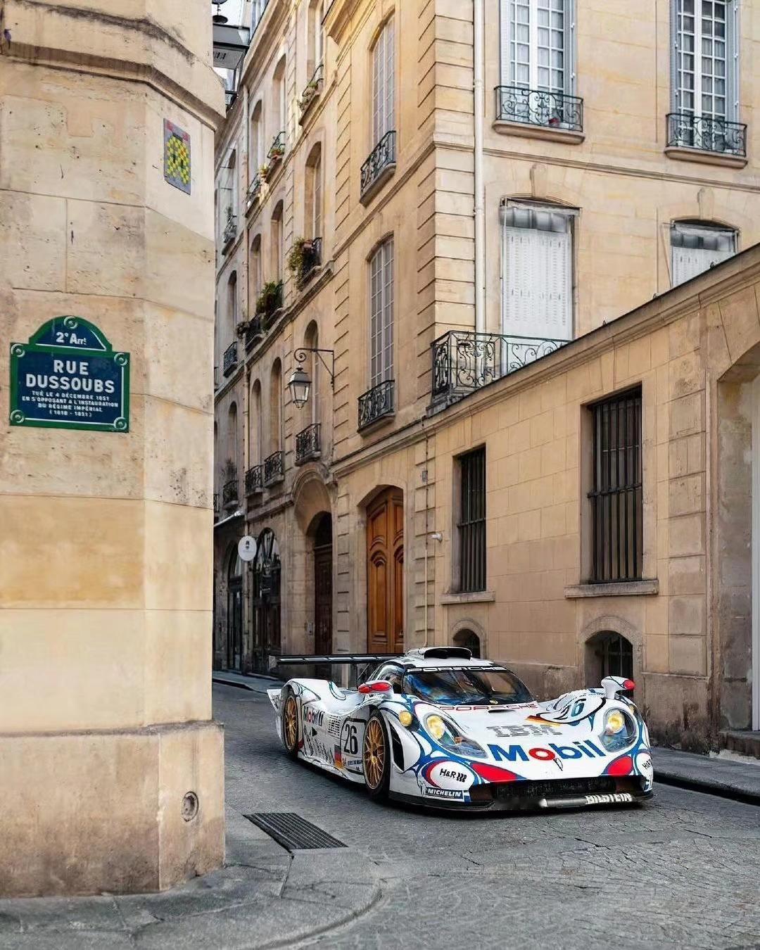 保时捷  911 GT1 这么难得一见的传奇车型当街车真的有点过分了[相爱][相
