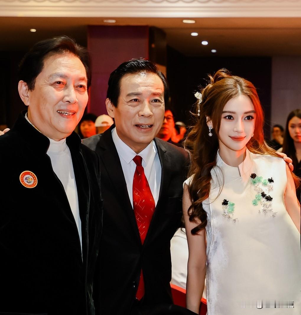 这位和老戏骨合影的小姑娘是谁呢？