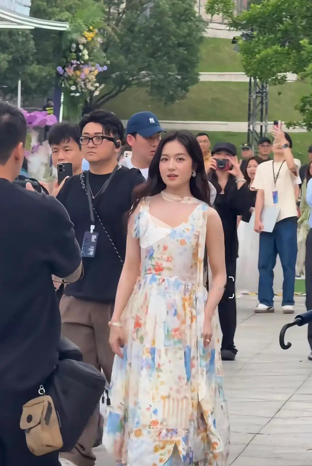 李兰迪今天状态如何？是不是长肉了都变成方圆脸了 