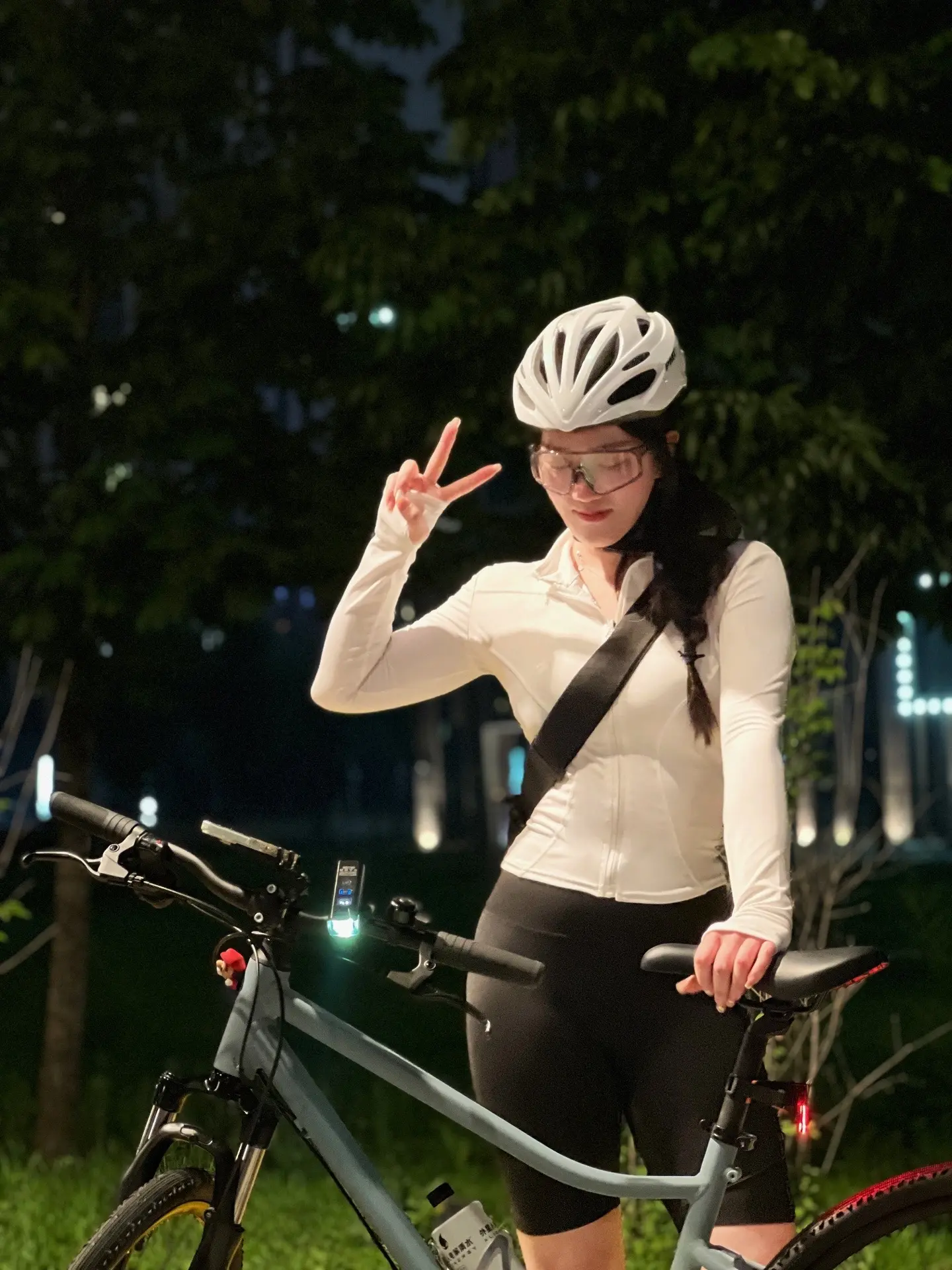 巧了你也穿了白色入镜。