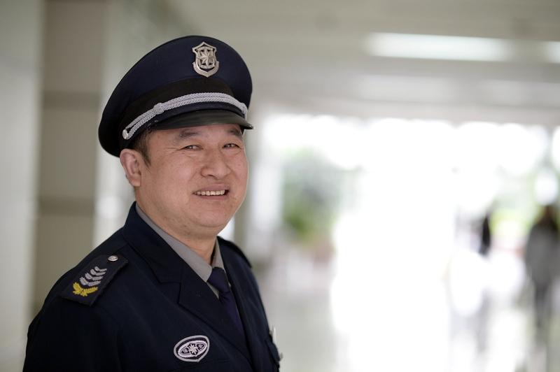 为什么越来越多的人选择当保安?因为很多人都是独自生活呀，当保安的话也稳定也轻松，