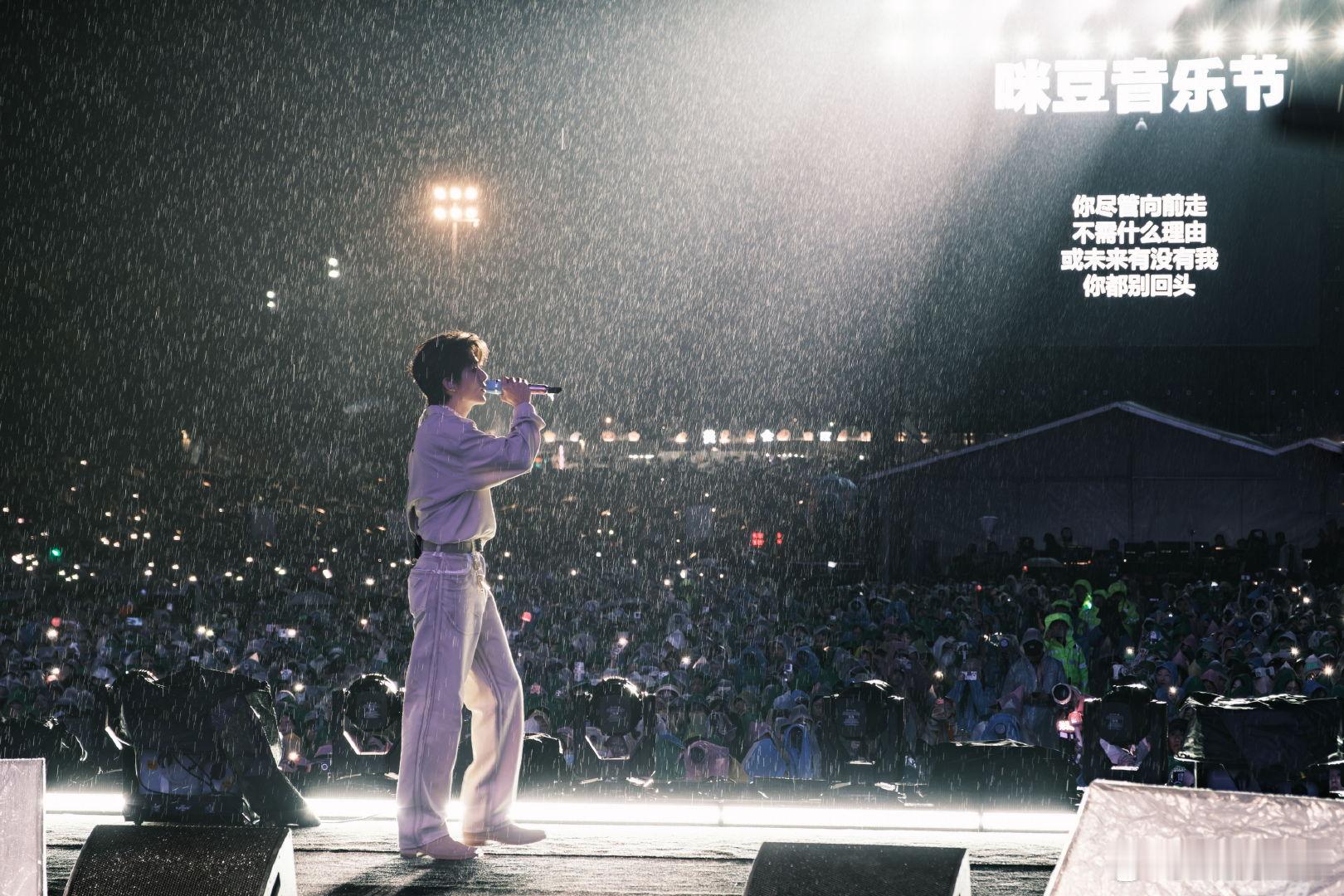 张新成舞台 沉浸式沉浸式舞台演绎，歌声温柔治愈，瞬间俘获全场听众。 