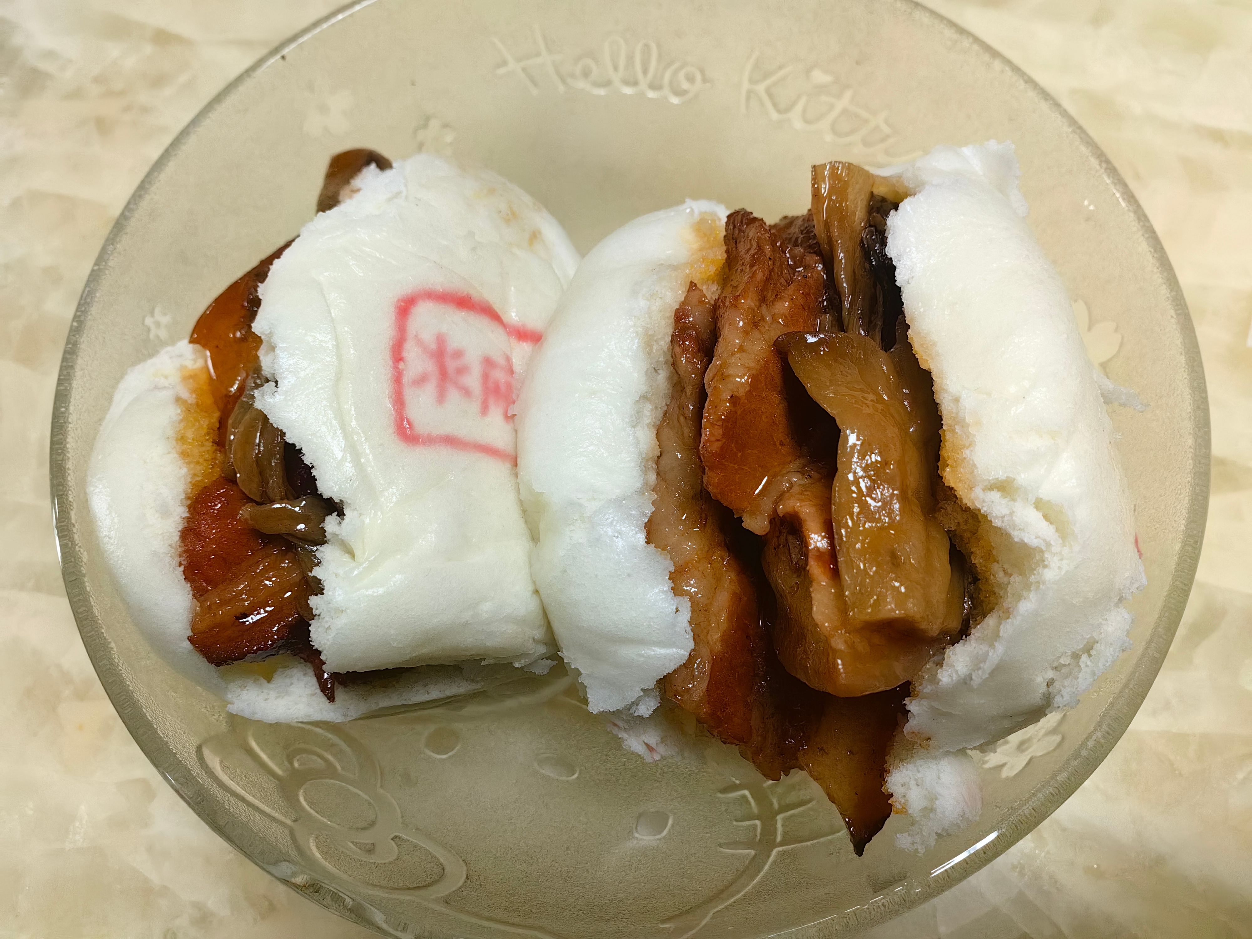 家常菜 梅菜扣肉，黑芝麻花生馅包子，鱼肉蟹肉七彩羹。五花肉夹包子太赞了。 