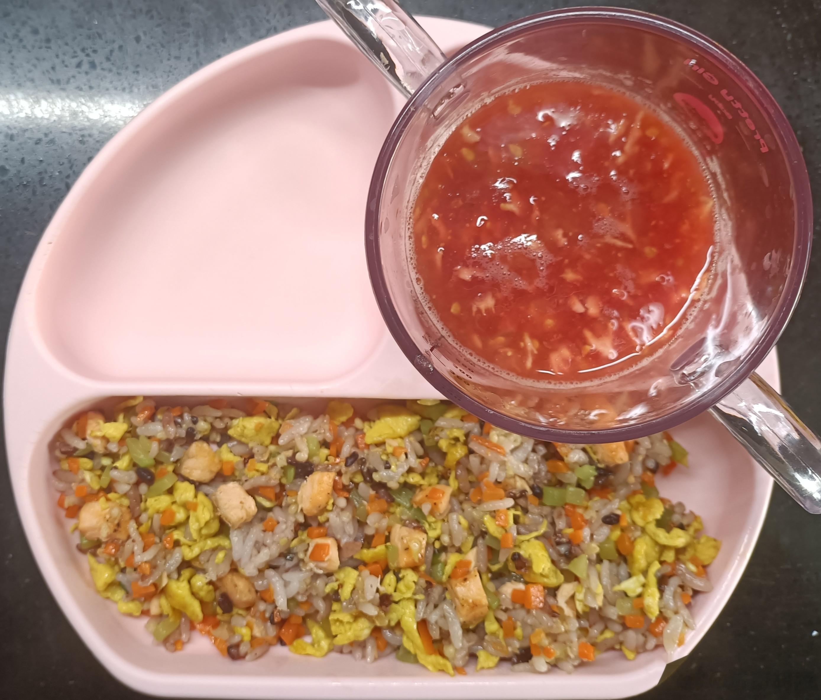 #糖糖的饭饭##科学育儿营养护航# 昨天午餐：胡萝卜莴苣三文鱼蛋炒杂粮米饭，番茄