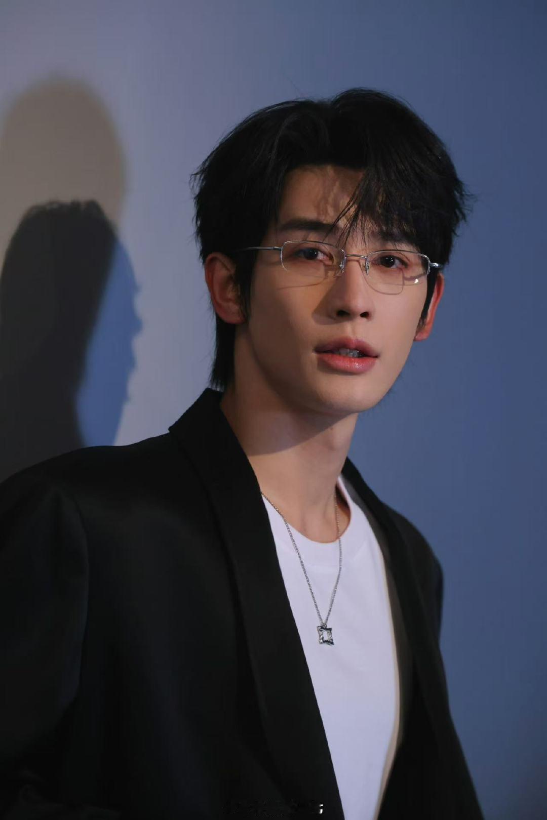 短剧演员聚会谁出片了申浩男短剧演员线下碰面从不缺好看照片，每个人都拍出独属于自己