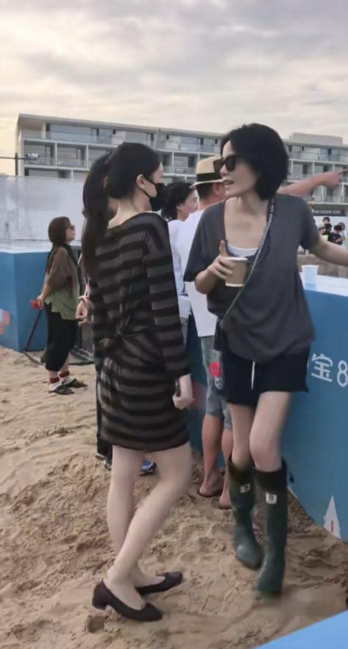 李嫣这身材与妈妈就像复制粘贴，
高挑纤细，
大长腿！

气质也一模一样，
从背影