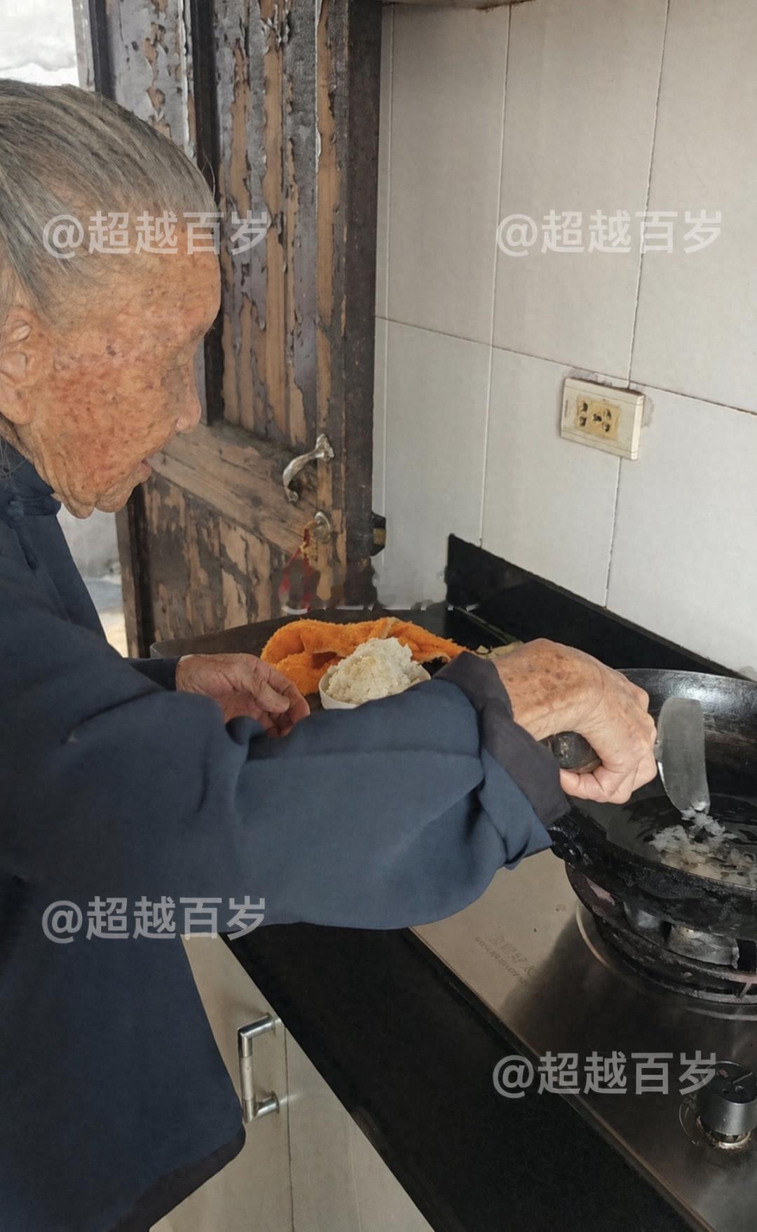 浙江温岭的王二姐今年103岁，身体硬朗得连医生外孙都惊讶。她不喝牛奶、不吃补品，
