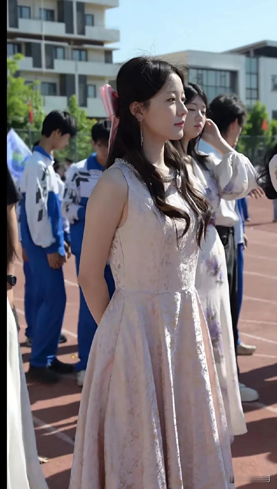 最美初中音乐老师，从此爱上了音乐课！弹钢琴女教师 声乐老师成长记 大亚湾音乐老师