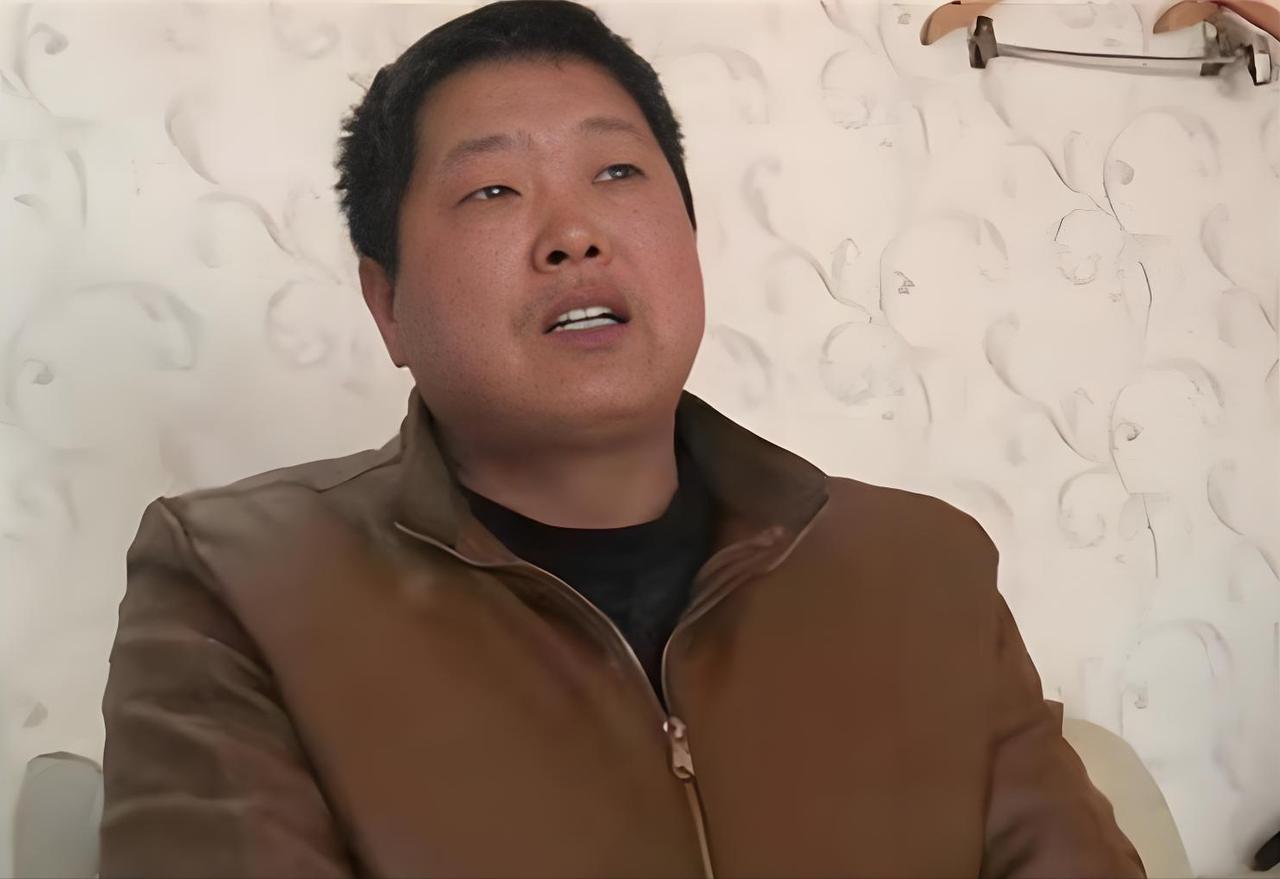1995年，退伍老兵等不来安置，南下蹬三轮23年，47岁在镇政府散步，竟在公告栏