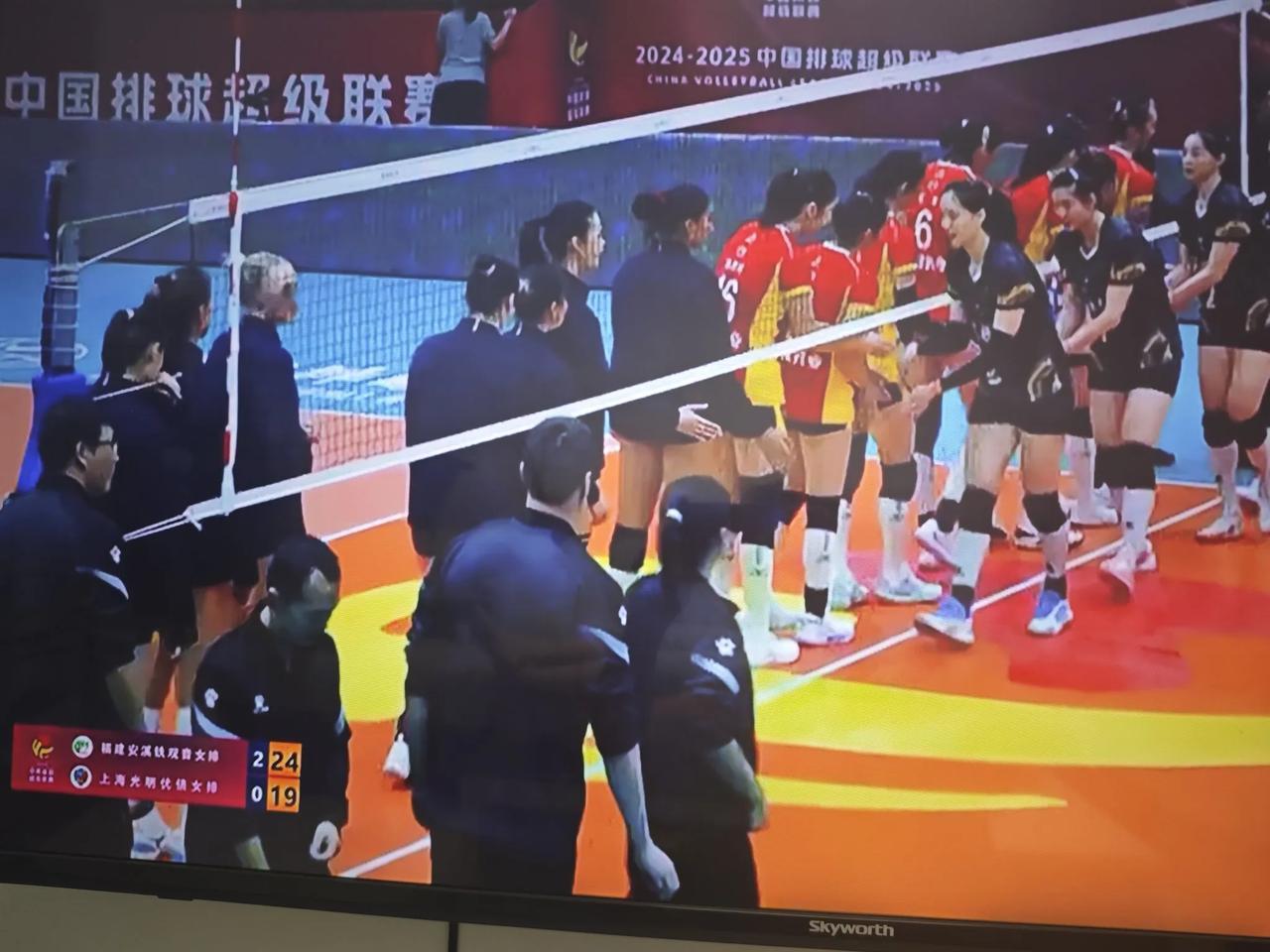 上海女排以0：3的方式养精蓄锐；
天津女排以3：0的方式猛进高歌！
既然目标都是