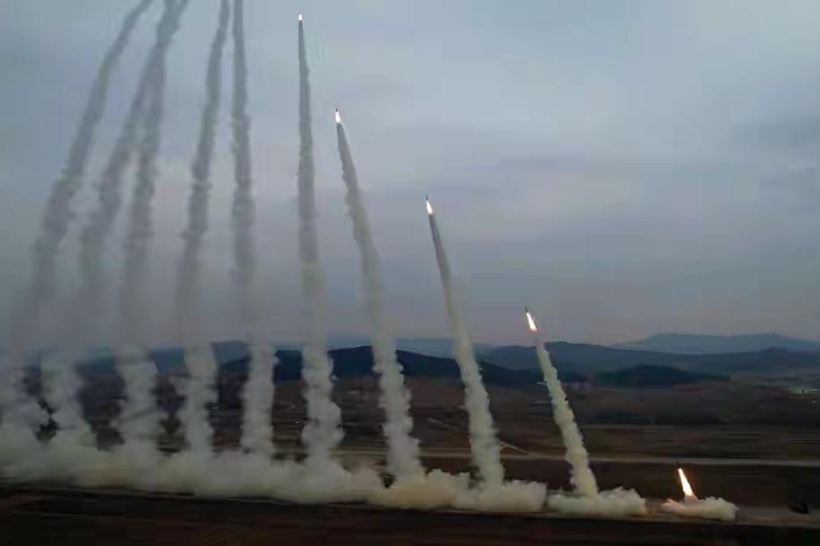 燃！燃！燃！密集升空！
美日韩全紧盯！
3月14日朝鲜十数枚导弹直冲日本海，
这