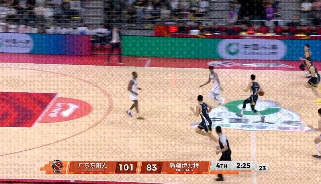 徐杰追身三分再进，久违的杰胡连线！广东队领先22分比赛彻底没有悬念，杜锋也派上黄