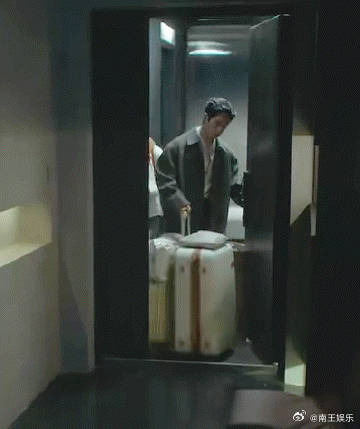 早春晴朗栾念搬行李这块是专业的栾念搬行李这块是专业的  栾念搬行李名场面，观众直