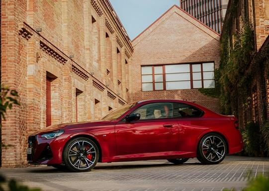 据悉，新款宝马2系或于成都车展发布。外观方面，新车将新增赞德福特蓝、火焰红、摩天