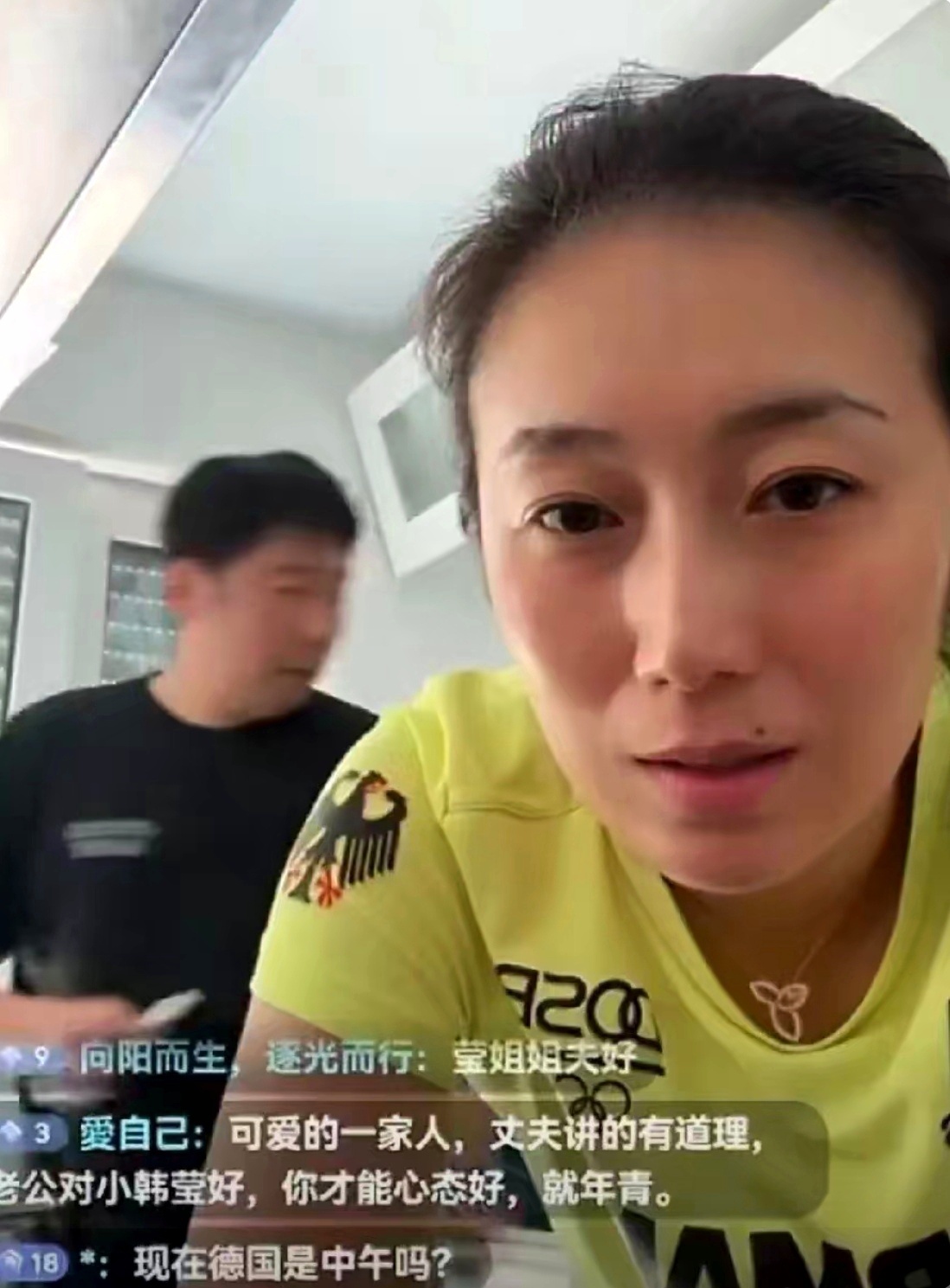 韩莹两口子合体直播嘚瑟，预告今晚要去现场看东哥德甲半决赛。不仅表示要替大伙儿把星