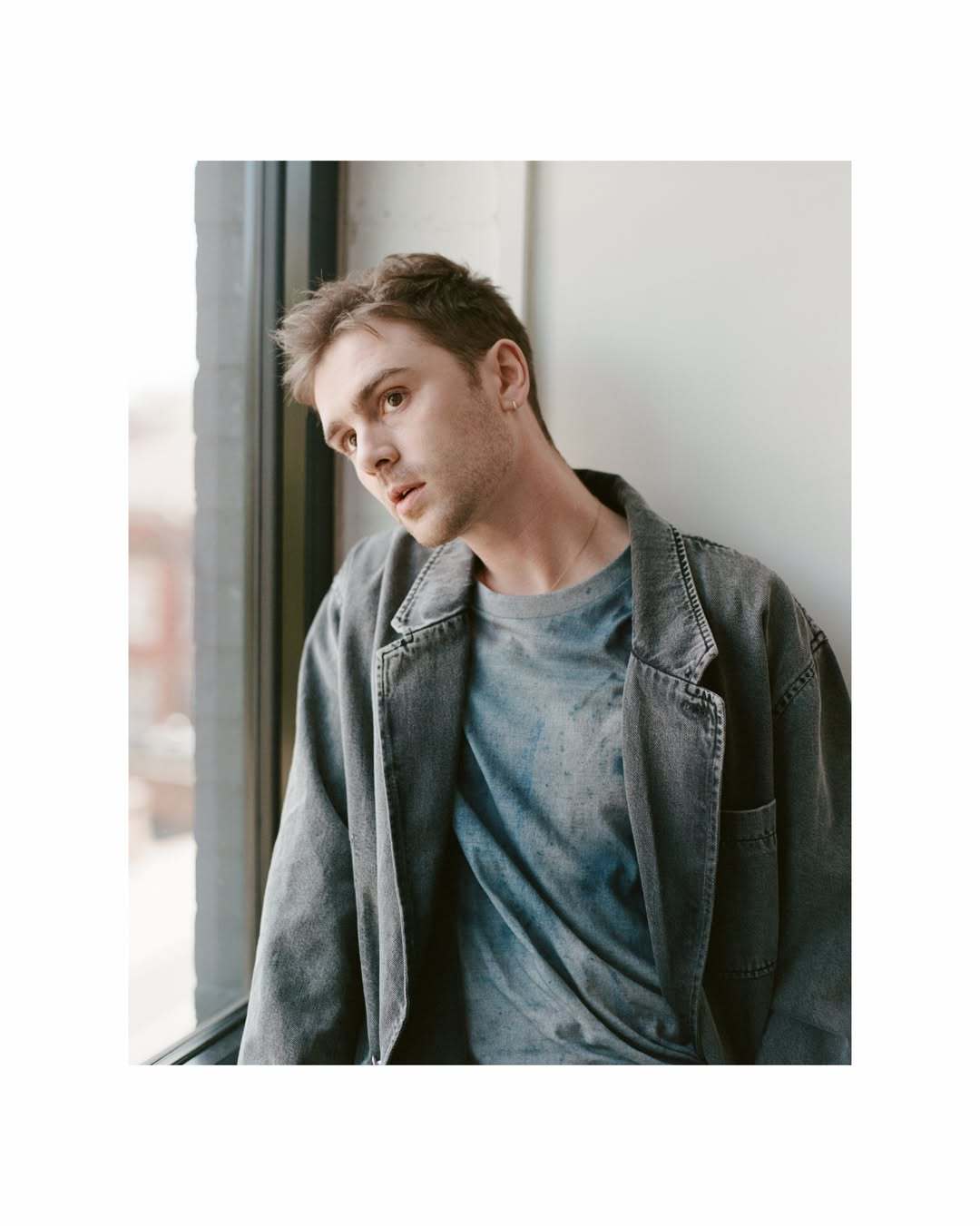 Mitchell Robertson『Behind The Blinds』杂志封