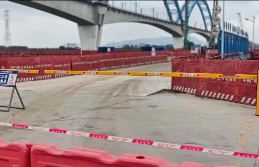 广东省江门市一家5口12月13号乘坐一辆轿车，上了一个正在施工的桥，导致的轿车落