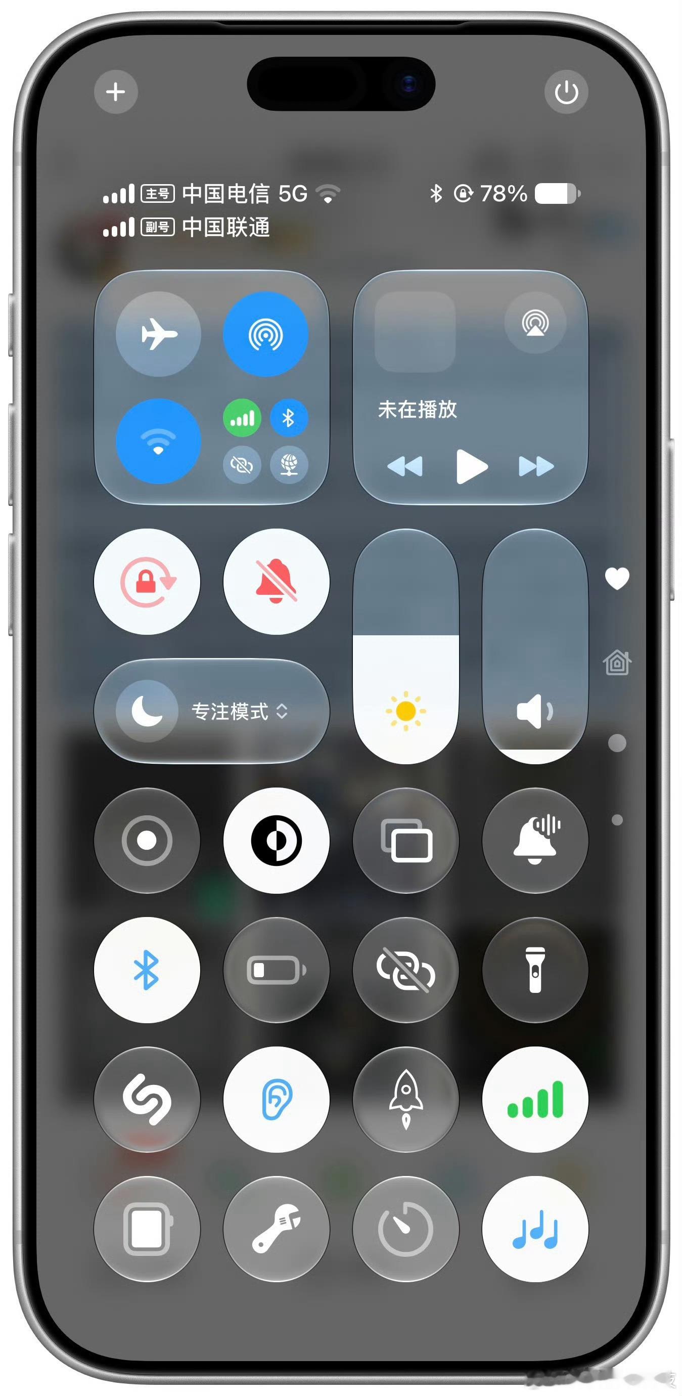 iPhone 自带的白噪音大家可以试试，能跟音乐一起播放，融入当前的音乐白噪音+