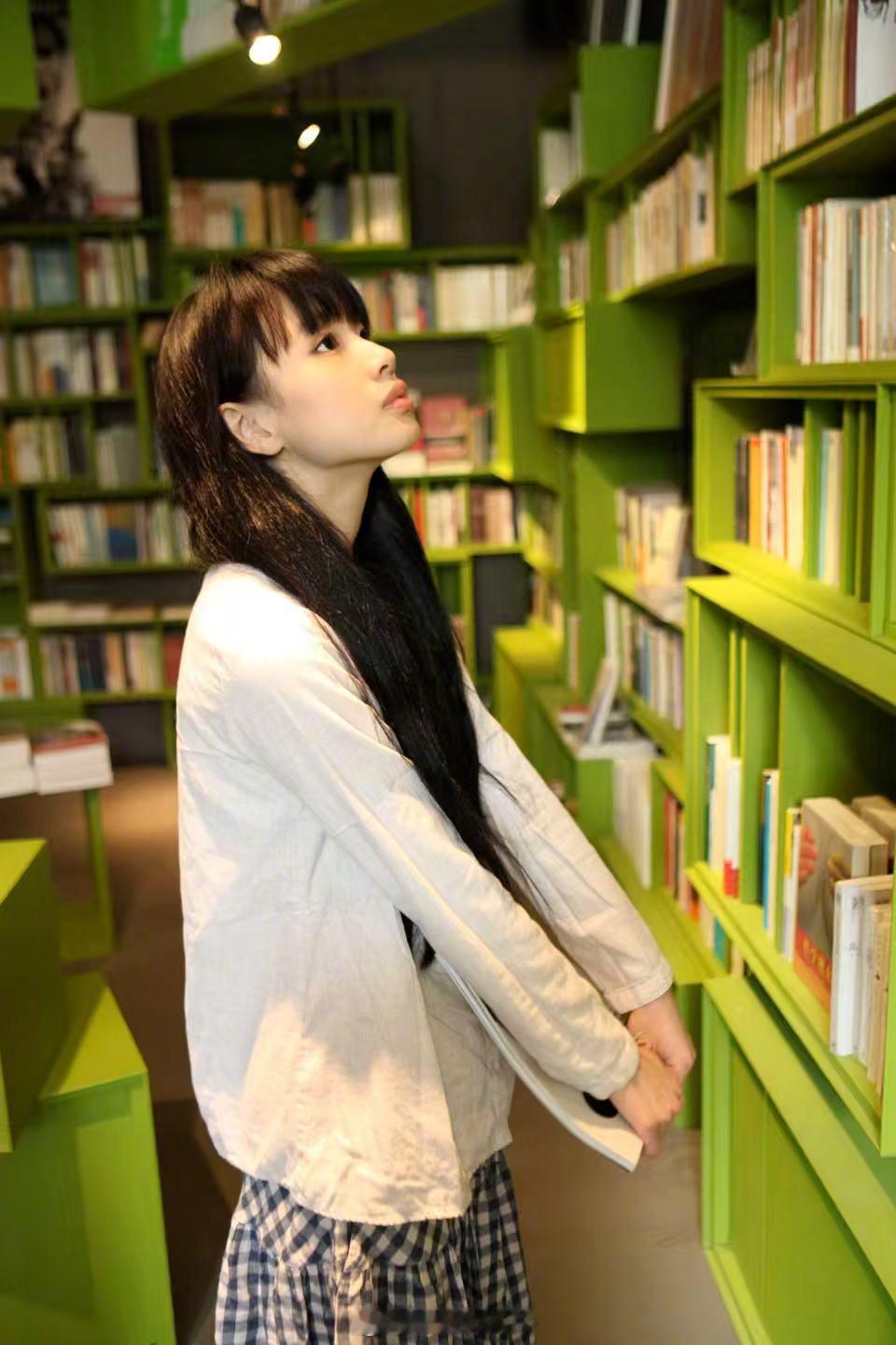 李梦早期居然是文艺小白花 以前是戛纳红毯上的清冷少女，现在是剧里淬了毒的嘴。李梦