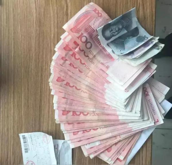 “1月起，强烈呼吁大家重拾现金！”
现在手机支付简直泛滥成灾，上到八十岁老人，下