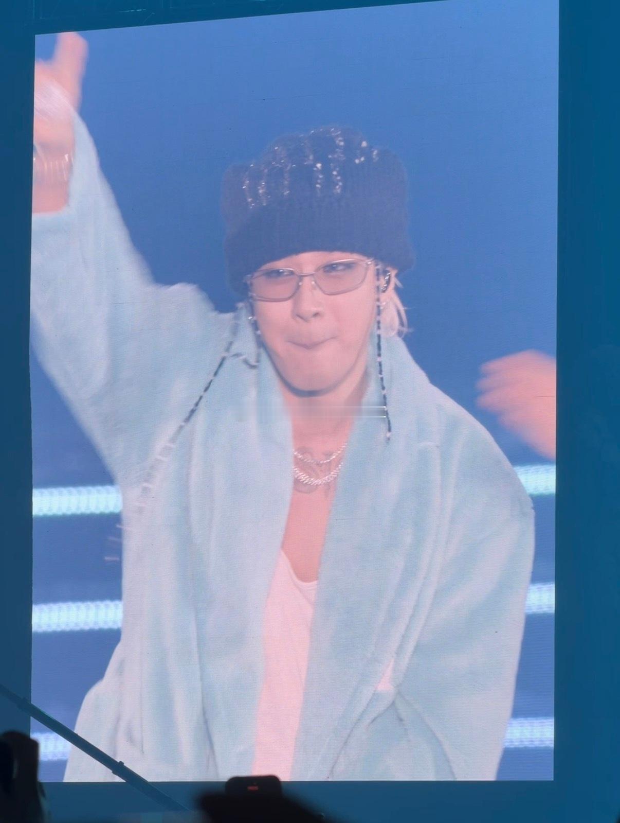 1.感染性腹泻症状特点：突然发作，每天拉3-5次(甚至更多)，大便稀水样或带黏液