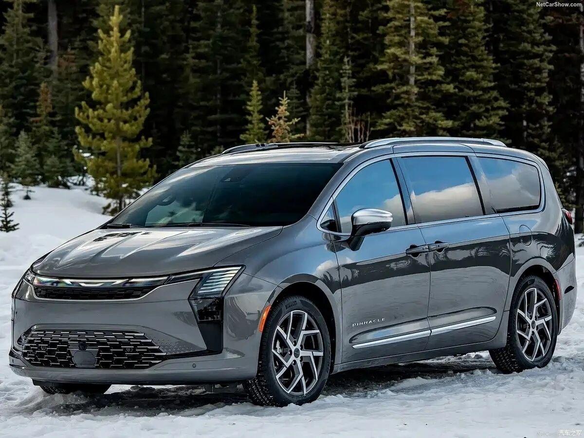 新款克莱斯勒Pacifica官图  贯穿灯带+回旋镖灯 大空间外观，前脸用分体式