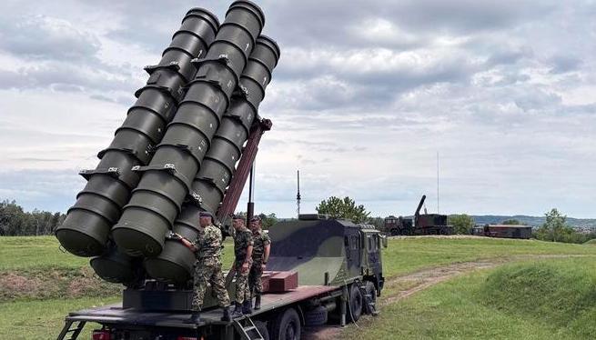 罕见！塞尔维亚使用“红旗-22”进行战备训练，展示塞武装有能力保卫自己的天空。