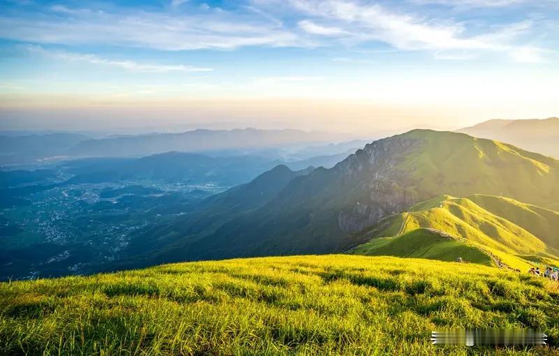 看到“山重水复疑无路”这句上联，就感觉像置身于曲折山林中，前路迷茫。
有几个下联