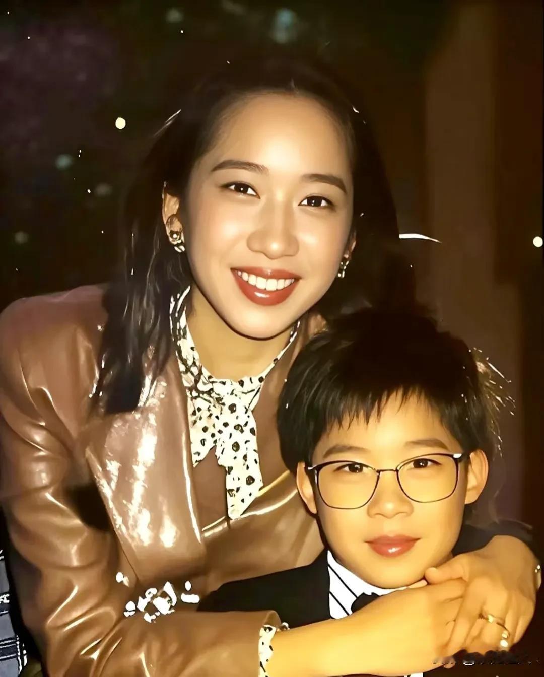 郭晶晶家三个娃的长相，简直就是豪门基因开盲盒现场！
 
老大儿子一露面，网友直接