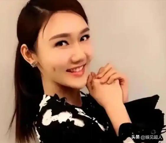 连续五年主持春晚的龙洋，台上台下反差太大了。她自曝是妥妥的月光族，北京没房没车，