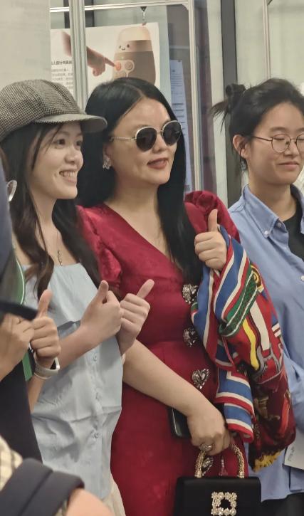 网友在湖大偶遇李湘，她看起来瘦了很多。
李湘：姐美过，瘦过，胖过，再瘦过，就是没