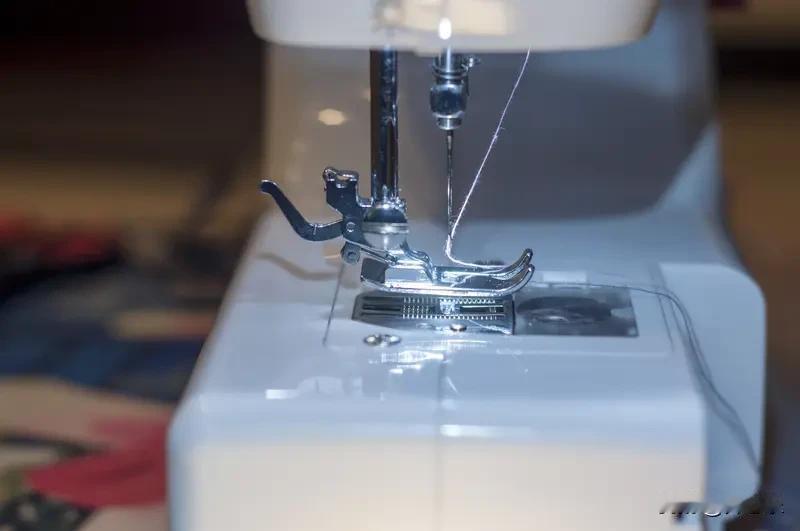 生活这块布，裁成什么样，剪刀在你手里

母亲那台老缝纫机上，常年铺着一块蓝布，布