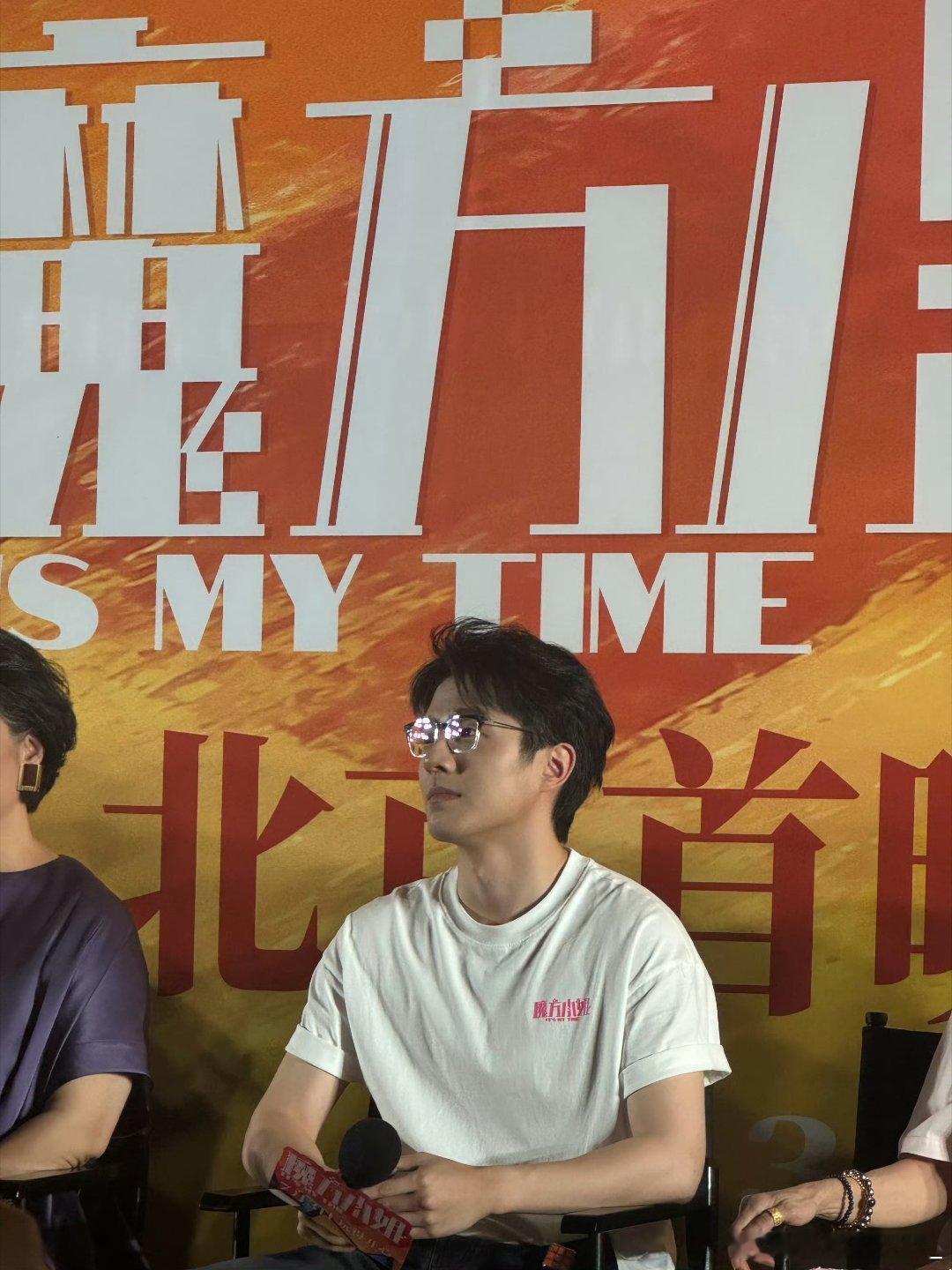 刘昊然拍南京照相馆间隙练魔方  拍沉重的历史题材间隙，他偷偷攥着魔方抠公式，把碎