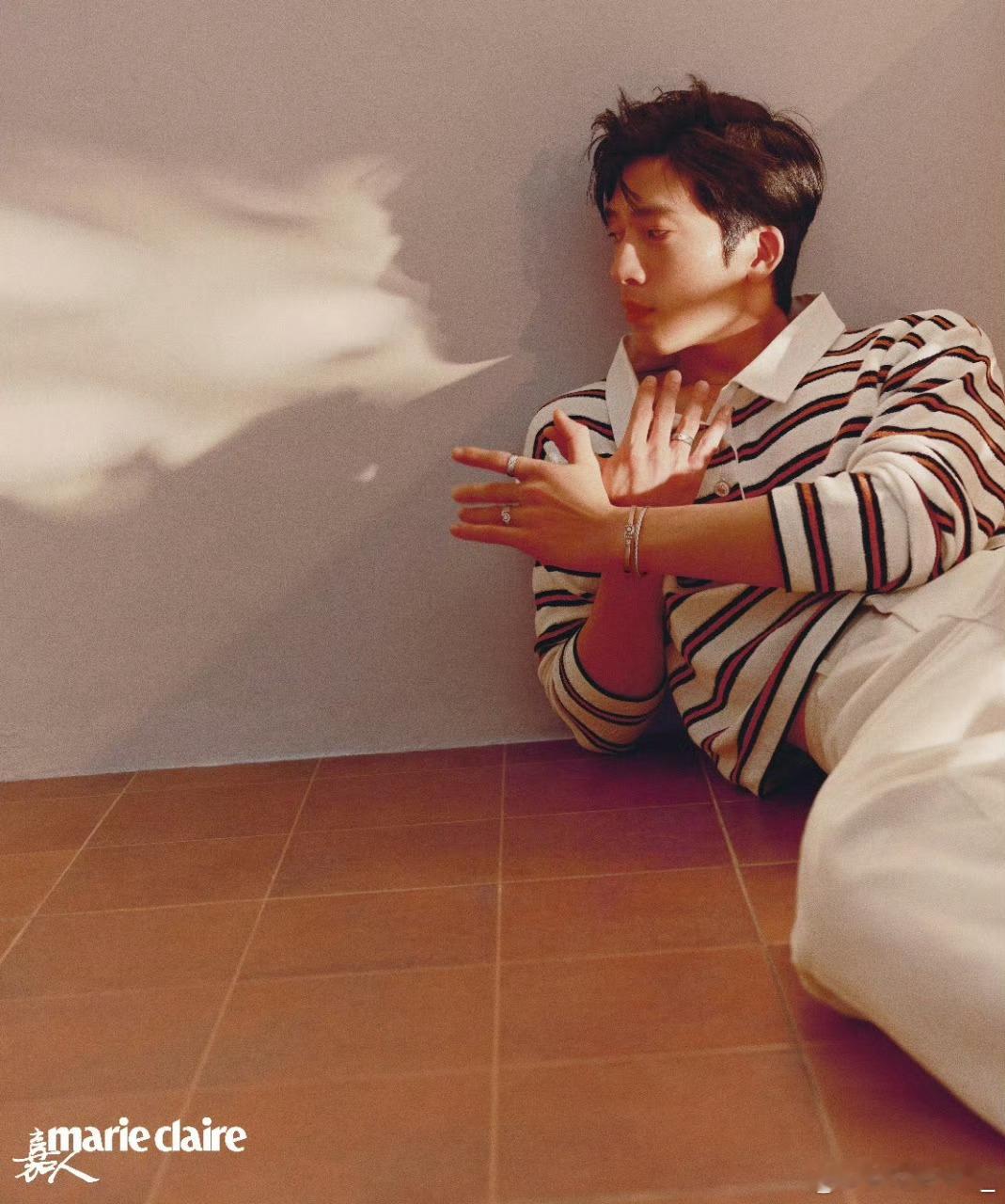 被井柏然的下颌线划到了井柏然这下颌线自带锐度，复古针织开衫搭红裤矜贵典雅，牛仔套