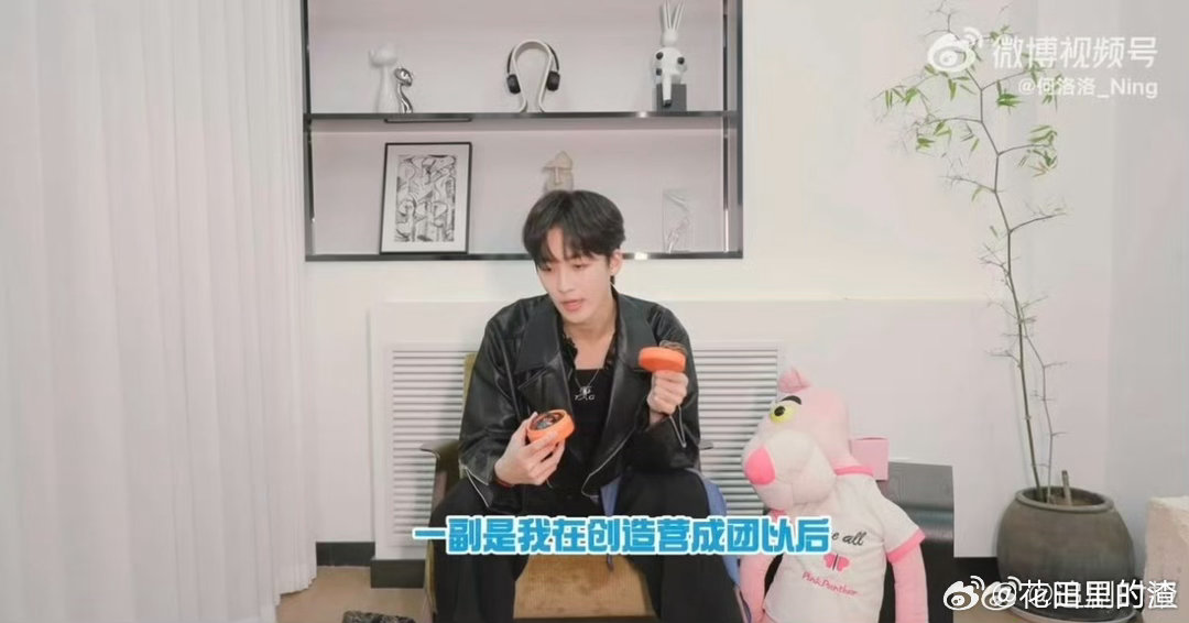 何洛洛出道九年的时间盲盒何洛洛晒R1SE定制耳返 九年热爱装耳返！何洛洛从少年到