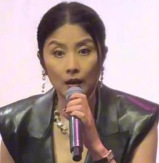 陈慧琳现身上海某商场年度盛典，她身着皮衣马夹造型选雅干练，尽显高贵气质。活动中，