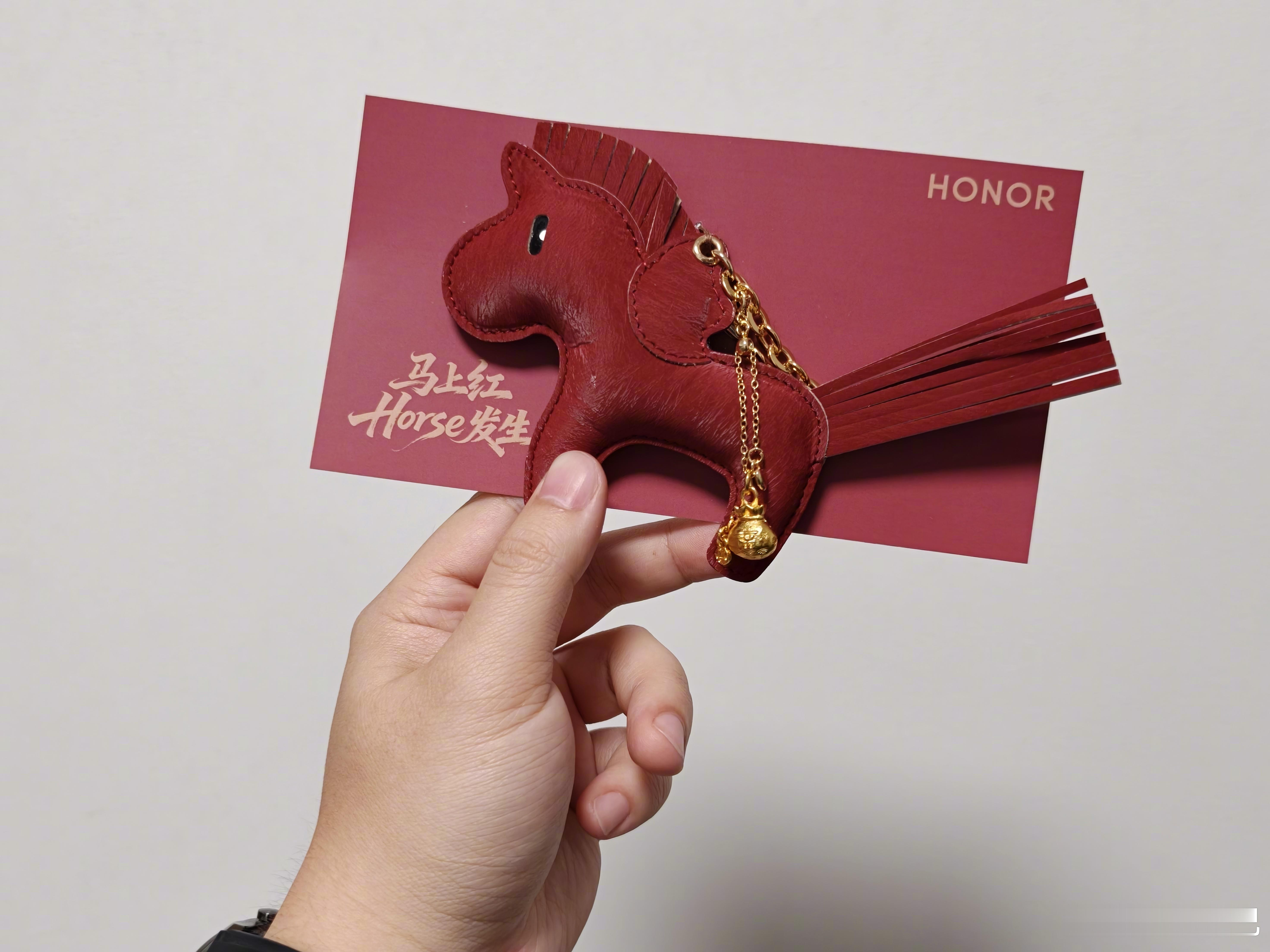 农历新年前最后一周，荣耀还有一场 Magic V6 技术沟通会。这个红色皮革的赤