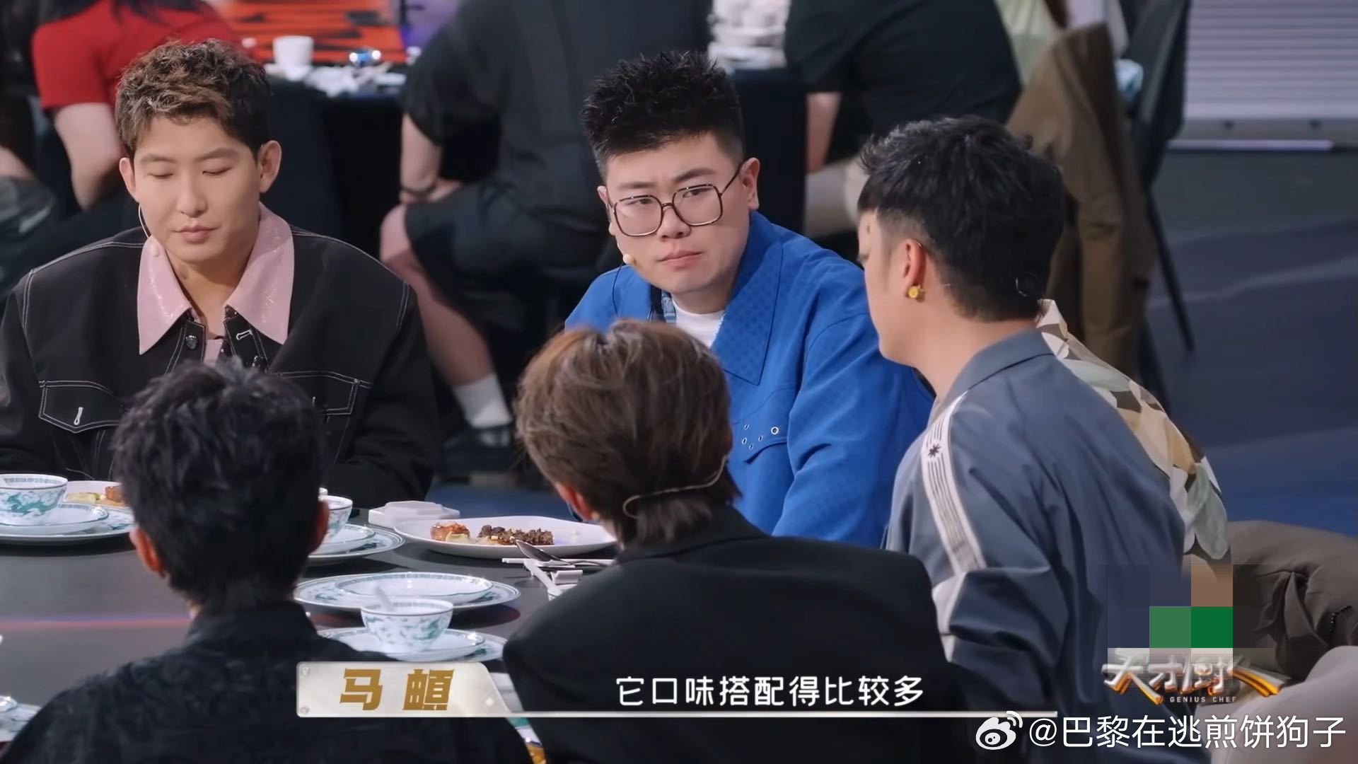 何浩楠点评完菜，马頔接话的功夫，他已经在那嘟囔“小孩胃”了。那语速快得像怕被抢话