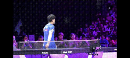 不要听张本“一面之词”，来看不同角度！

王皓明明早早在等候张本过来握手，注意啊