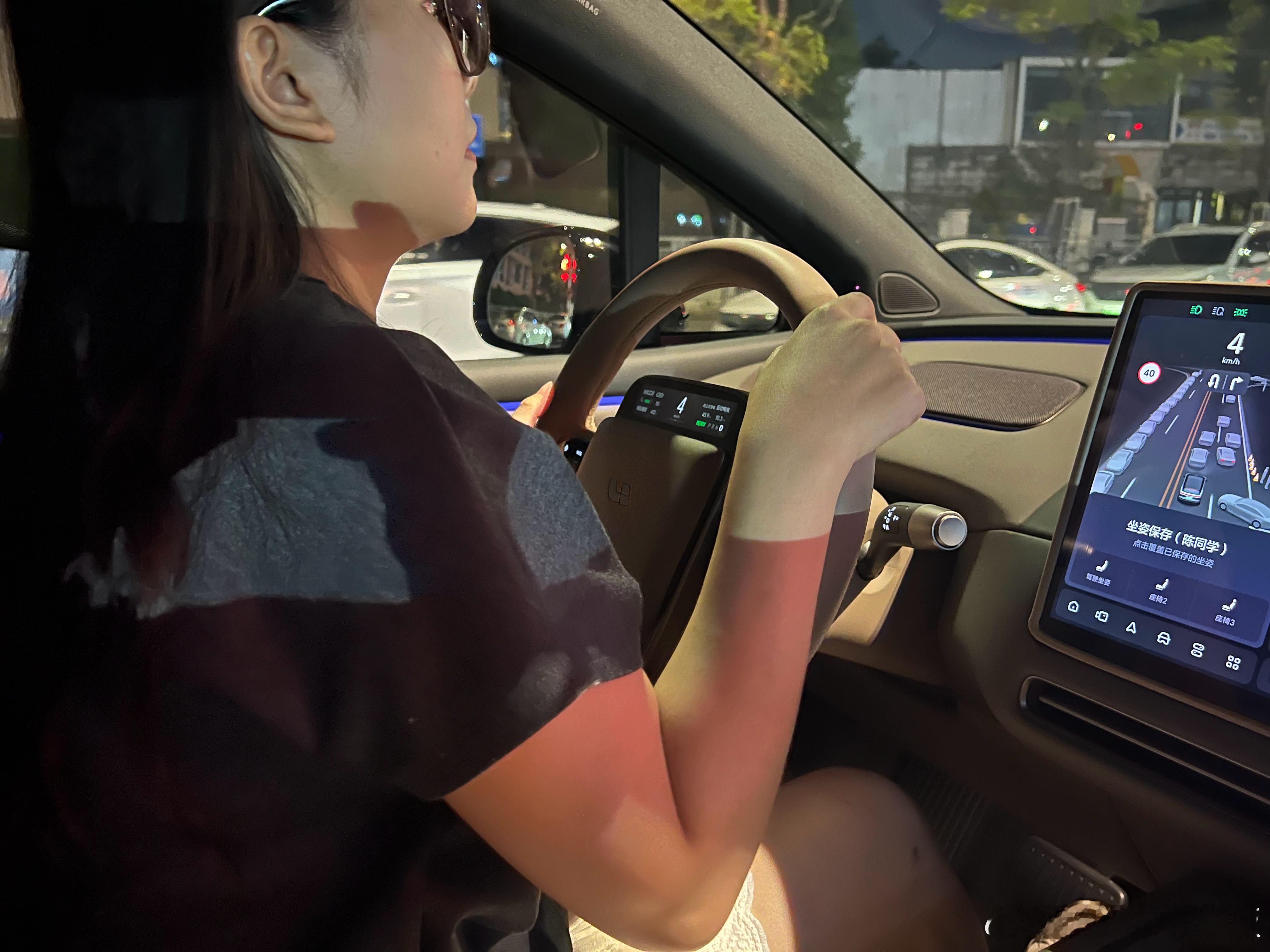 我说不要贴方向盘那么近她说把握不好跟前车距离行吧…我与汽车的日常